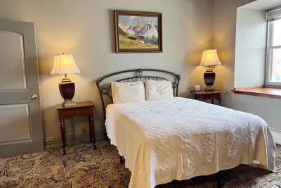 Photo 2 - The Black Hawk Hotel