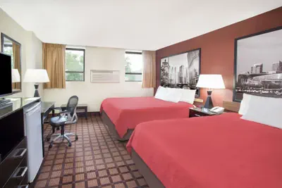 Photo 4 - Super 8 by Wyndham Chicago IL