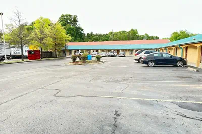 Photo 4 - Budget Inn