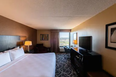 Photo 4 - Crowne Plaza Newark Airport by IHG