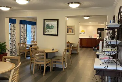 Photo 3 - Days Inn & Suites by Wyndham Mobile