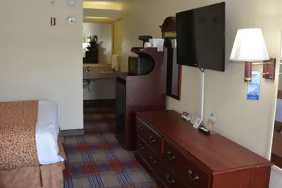 Photo 5 - Travelodge by Wyndham Montgomery East