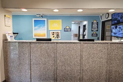 Photo 3 - Days Inn by Wyndham College Park Airport Best Road