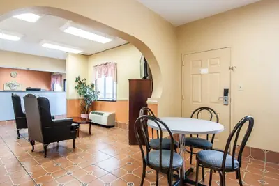 Photo 5 - Econo Lodge Inn & Suites Tuscaloosa I-20