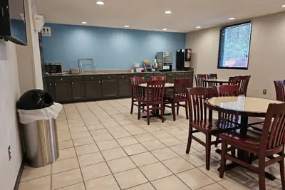 Photo 4 - Days Inn by Wyndham College Park Airport Best Road