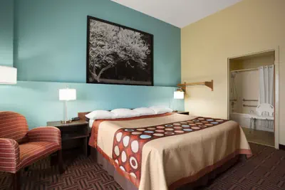 Photo 4 - Super 8 by Wyndham Marion
