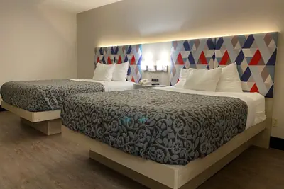 Photo 2 - Days Inn & Suites by Wyndham Peachtree Corners/Norcross