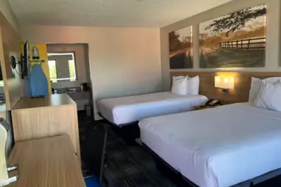 Photo 5 - Days Inn & Suites by Wyndham Mobile