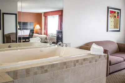 Photo 2 - Howard Johnson by Wyndham Columbus State Fairgrounds I-71
