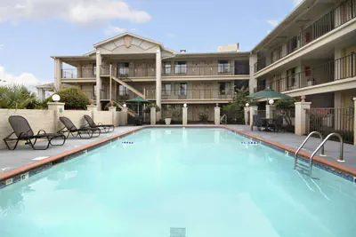 Photo 2 - Days Inn & Suites by Wyndham Mobile