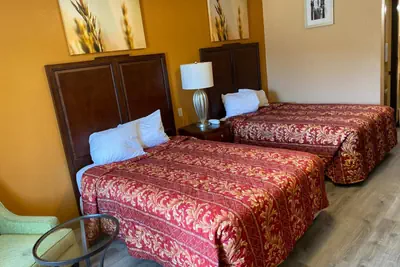 Photo 5 - Deluxe Inn