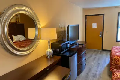 Photo 2 - Deluxe Inn