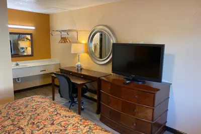 Photo 4 - Deluxe Inn