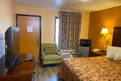 Photo 3 - Deluxe Inn