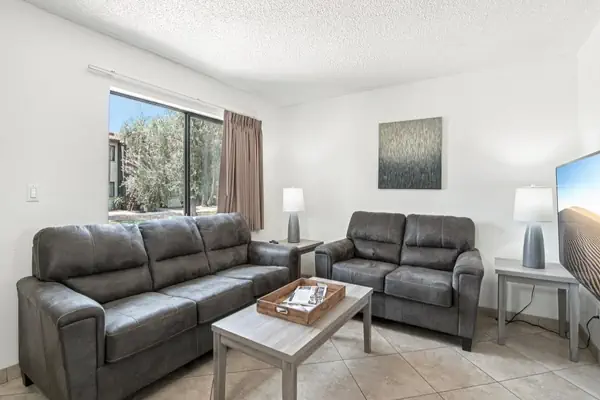 Photo 1 - 1 bedroom apartment with hot tub!