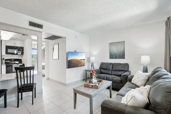 Photo 1 - 1 bedroom apartment with hot tub!