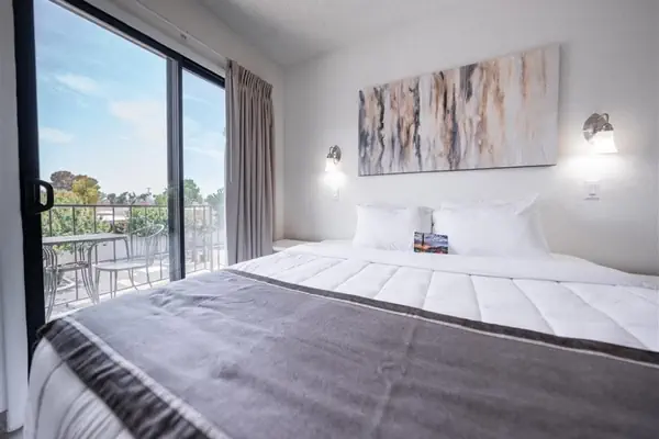 Photo 1 - 1 bedroom apartment with hot tub!