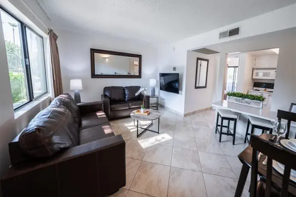 Photo 1 - 1 bedroom apartment with hot tub!