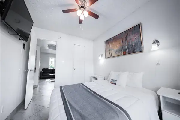 Photo 1 - 1 bedroom apartment with hot tub!