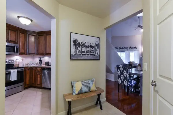 Photo 1 - 4 bedroom condo that allows pets!