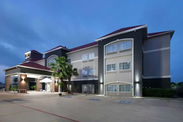 Photo 1 - La Quinta Inn & Suites by Wyndham Houston New Caney