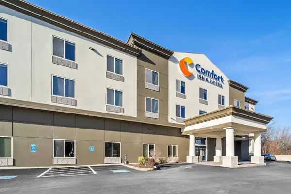 Photo 1 - Comfort Inn & Suites Plainville-Foxboro