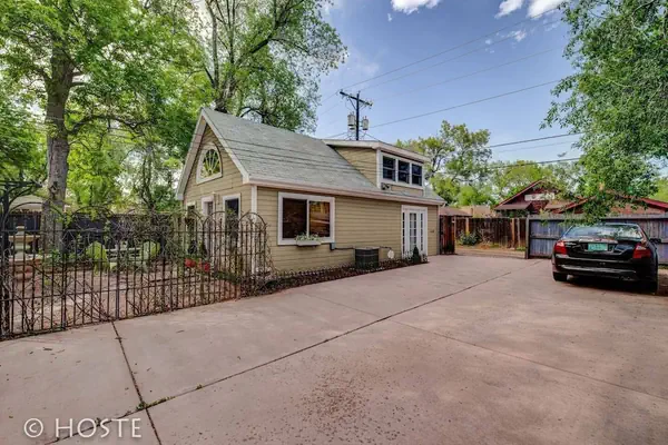 Photo 1 - Chic Boutique Wine + Mtns Walk Everywhere