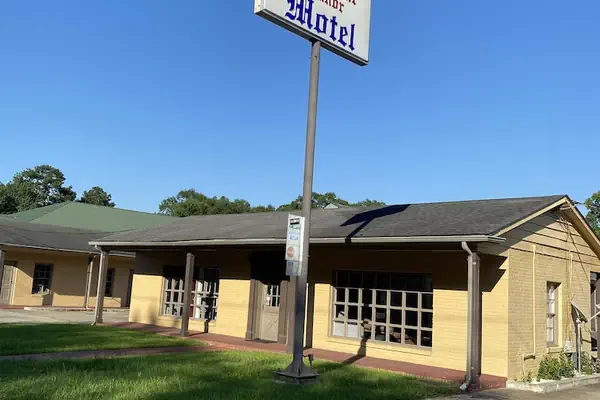 Photo 1 - Colonial Manor Motel