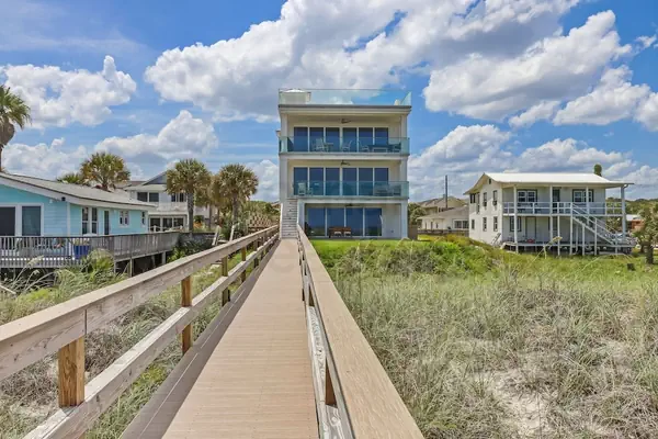 Photo 1 - 226 Sf 2nd Floor 3 Bedroom Townhouse by RedAwning