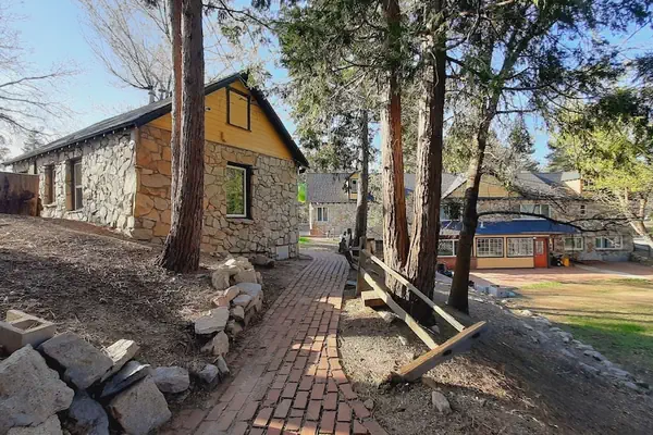 Photo 1 - Sherwood Arms Motel