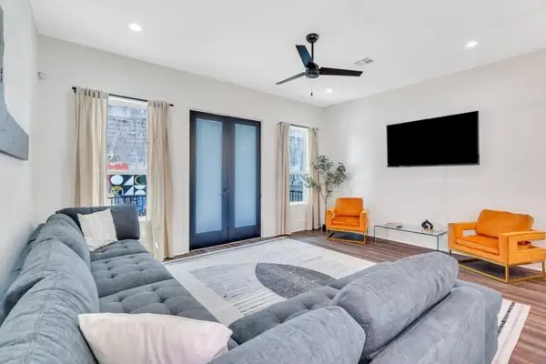 Photo 1 - Modern Mid-city Maison