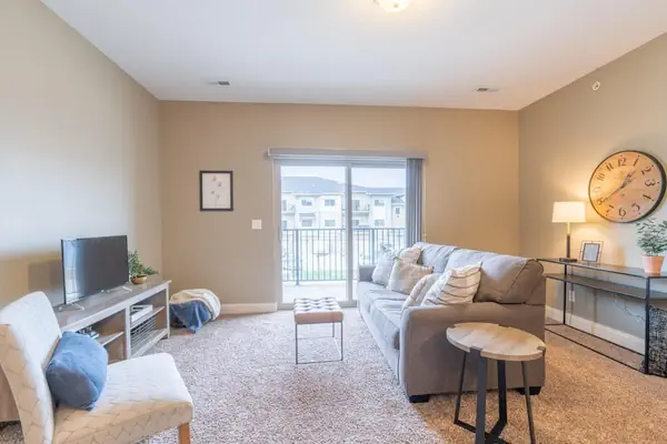 Photo 1 - Outdoor Pool Fast Wifi Balcony Garage More