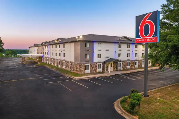 Photo 1 - Motel 6 Little Rock, AR - South