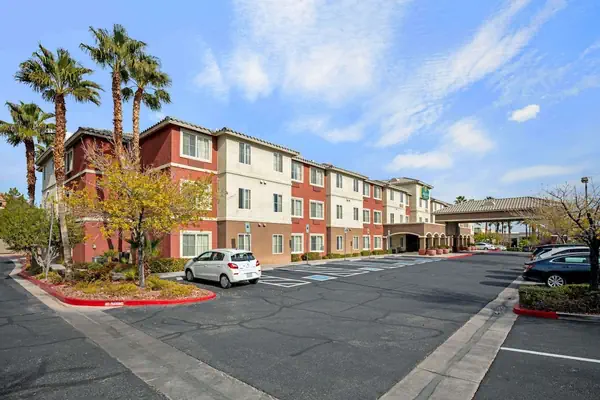 Photo 1 - La Quinta Inn & Suites by Wyndham Las Vegas Red Rock