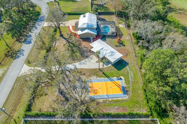 Photo 1 - The Perfect Family Retreat w Pool and Games