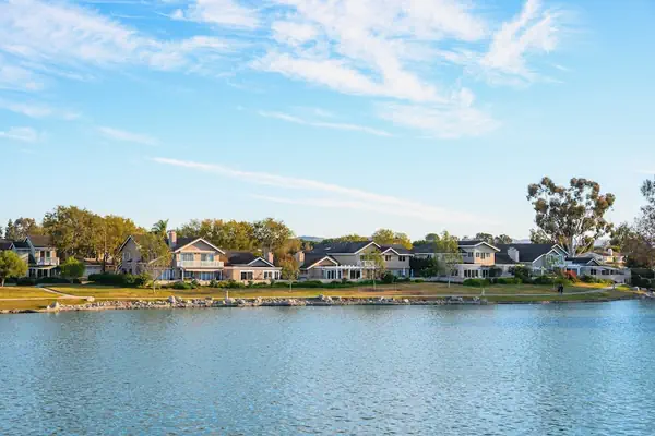 Photo 1 - Waterfront Retreat With Stunning Views Modern Co