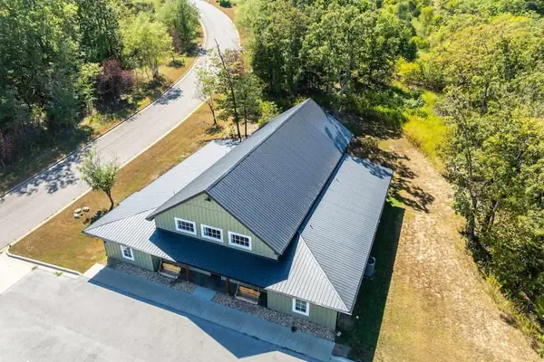 Photo 1 - 8-bedroom Branson Retreat- Hot Tub Porch Swings