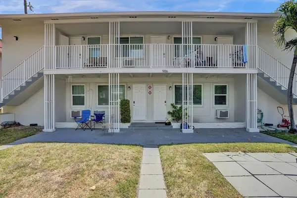 Photo 1 - 906 North Riverside Dr