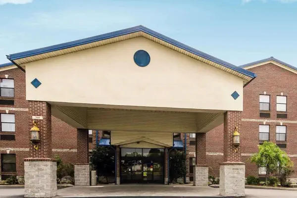 Photo 1 - Quality Suites Jeffersonville - Louisville North