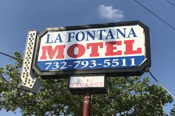 Photo 1 - La Fontana Motel