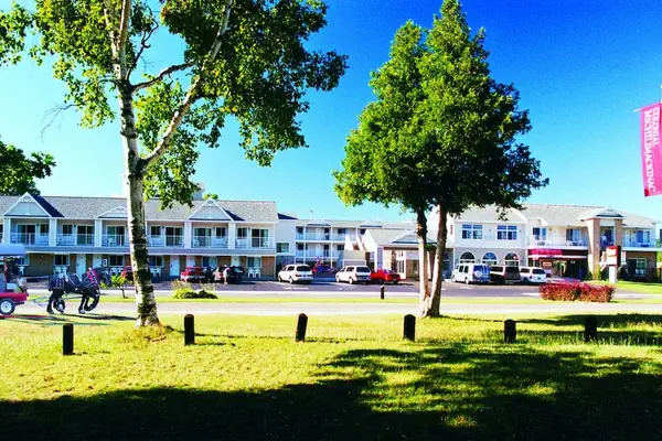 Photo 1 - Parkside Inn Bridgeview