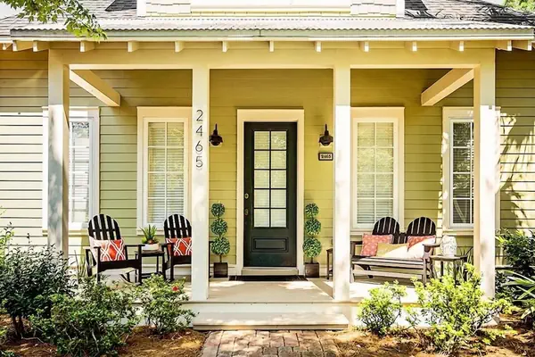 Photo 1 - 2465 Bungalo 4 Bedroom Home by RedAwning