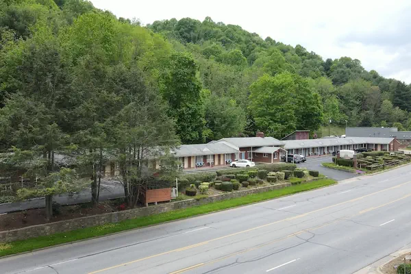 Photo 1 - Parkway Inn
