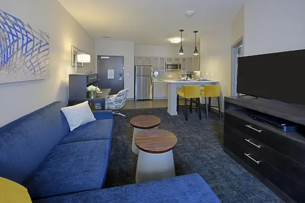 Photo 1 - 2 Bdrm Suite 1 King 2 Queen Beds Nonsmok