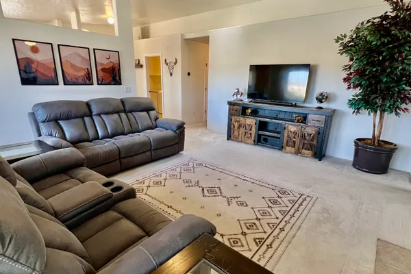 Photo 1 - Private Room/Bathroom/Garage in Grand Residence