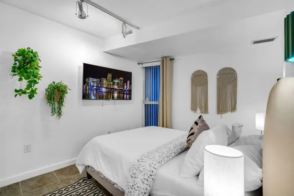 Photo 1 - Mins to Coral Gables & Airport - Free Parking