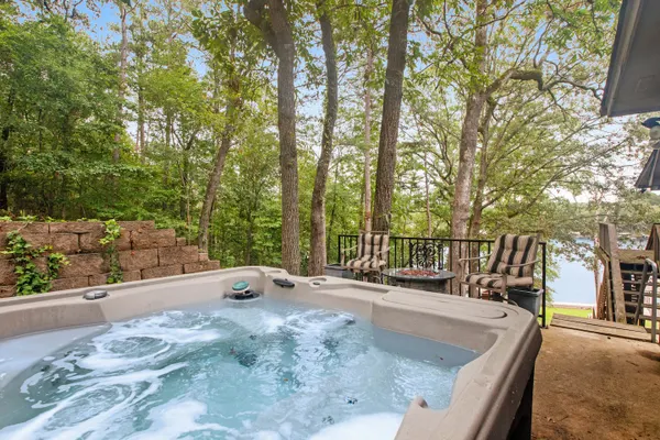 Photo 1 - Silverwood: 5BR Lake+Hot Tub