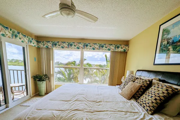 Photo 1 - Waterfnt 2BR, Elevator, Palm Trees Ocean Breeze!