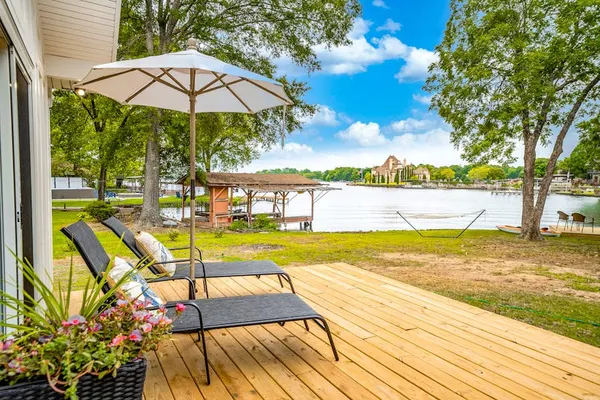 Photo 1 - Lakefront Hot Springs Getaway on Lake Hamilton - "The Beehive"