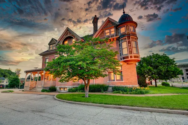 Photo 1 - The Bressmer - 2nd Floor - 3 Bed / 2 Bath Historical Victorian Home